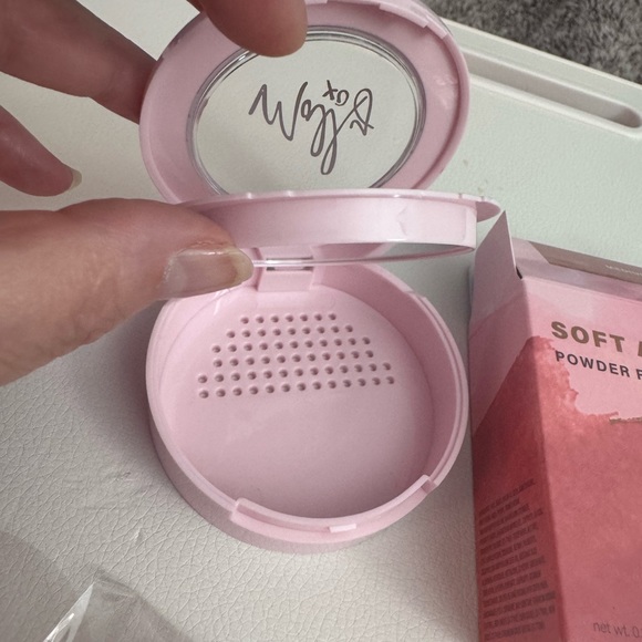 Mally soft as silk powder foundation - Picture 3 of 7